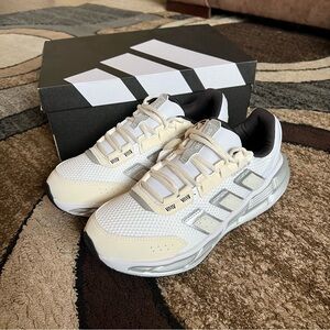 Women’s Adidas Astrastar Cloudfoam Size 7